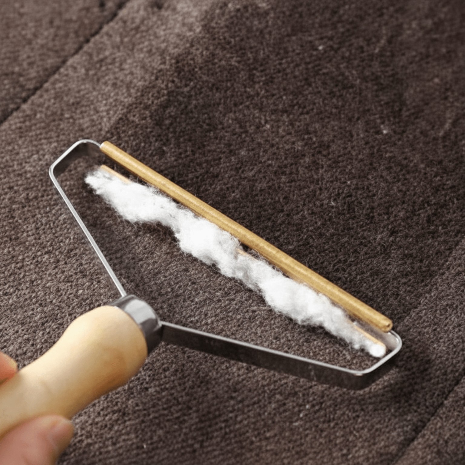 Mini Scraper gathering lint from fabric